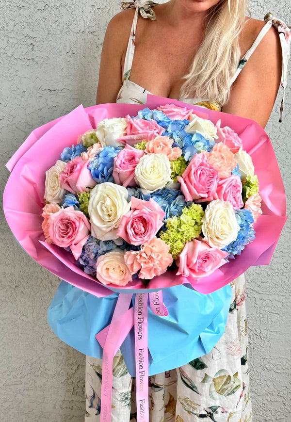 ¿Niño o niña? - Hortensias azules y verdes, rosas rosadas y blancas, coronaciones.
