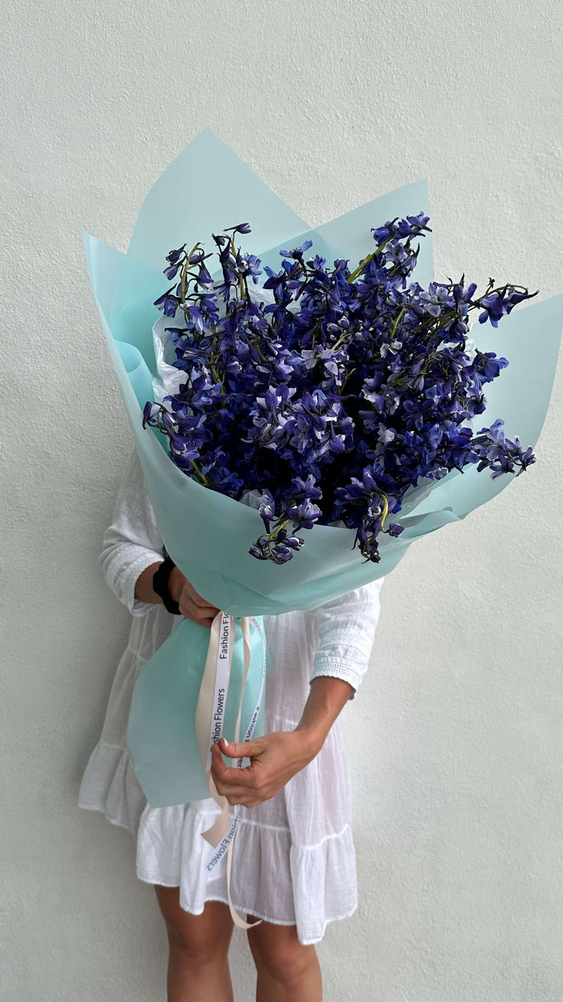 Just Blue - Mono Bouquet de Blue Delphinium para qualquer ocasião