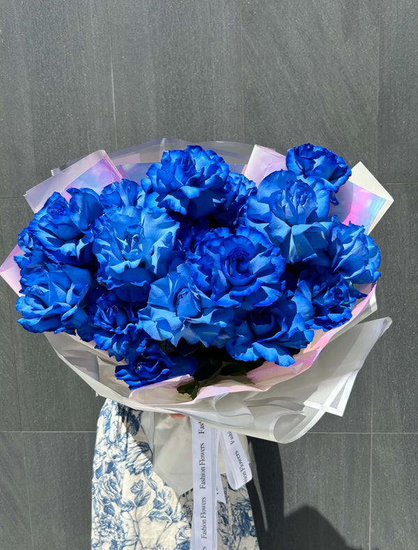 “Azul perfecto”: tallo largo que abre rosas azules.