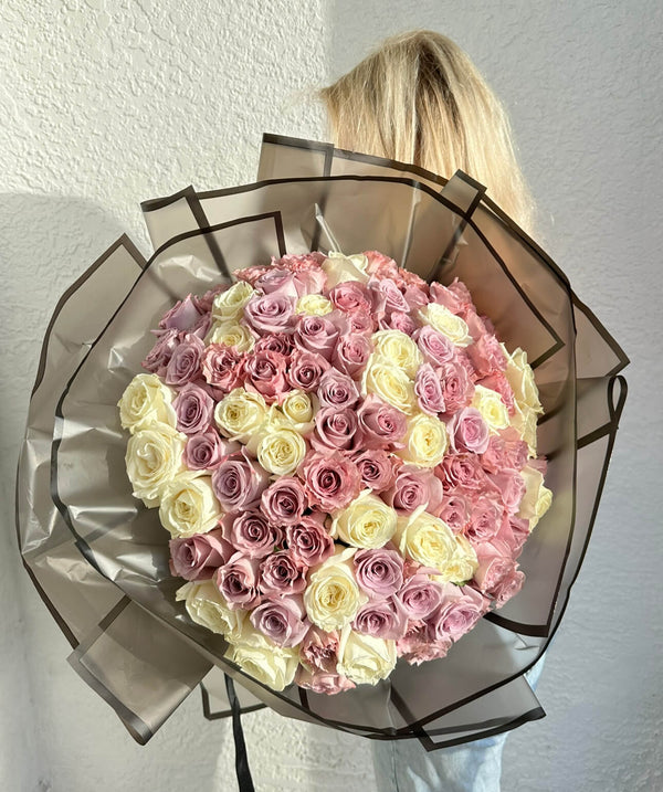 ternura lilás - mistura de hastes longas de rosas roxas e brancas