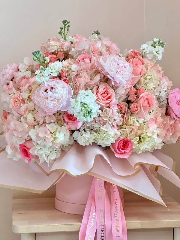 Nube rosa: arreglo de jardineras con peonías, rosas en ramillete, rosas rosadas, flores comunes y hortensias.