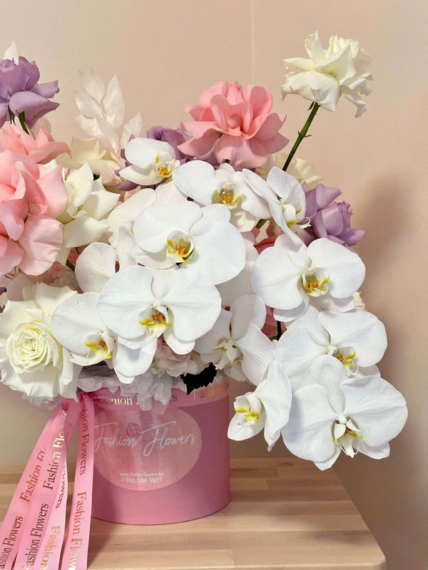 Anjo dos sonhos - caixa com rosas cor de rosa, brancas, roxas, hortênsias, orquídeas brancas e decoração fashion.