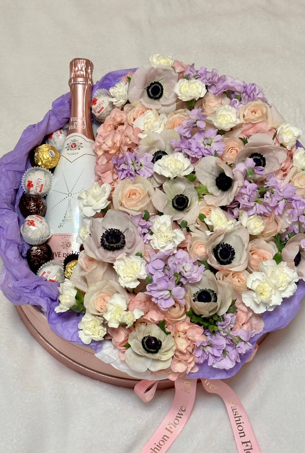 «Floral champagne» - box with sparkling wine, sweets and assorted flowers.
