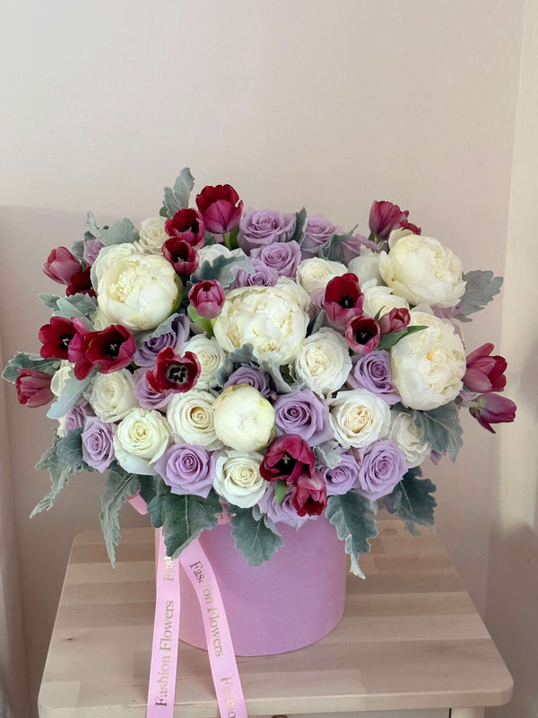 Fiona - arreglo de caja de flores con rosas, peonías y tulipanes.