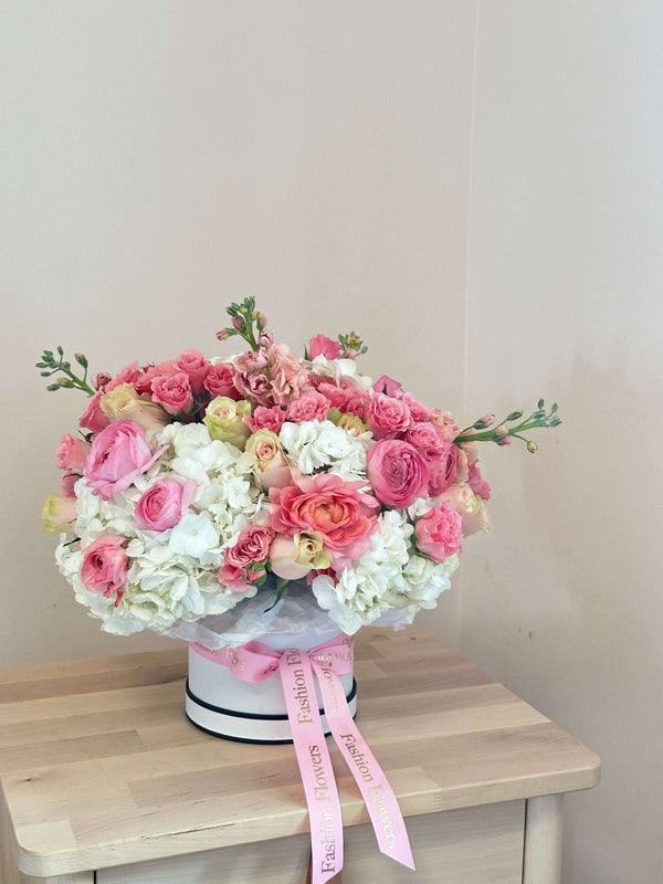 Hola Barbie: Hortensias blancas glamorosas, rosas rosadas y ranúnculos