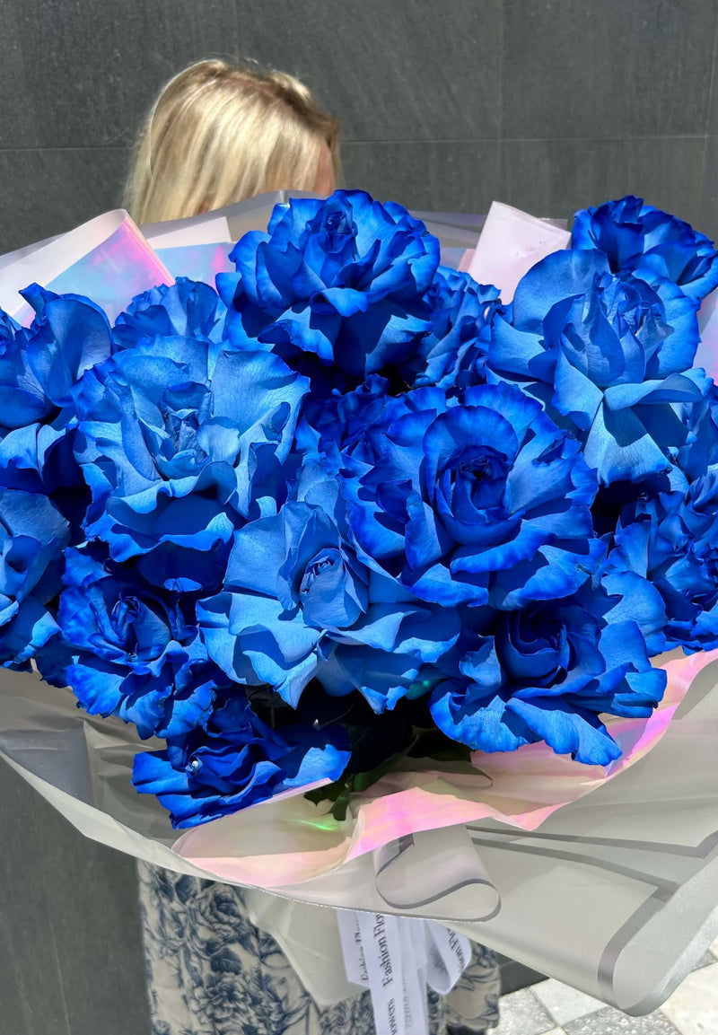 “Azul perfecto”: tallo largo que abre rosas azules.