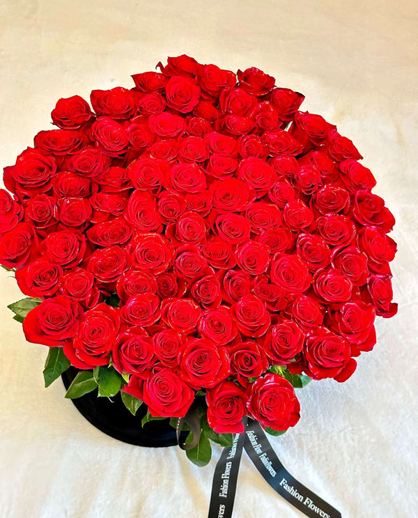 Rosas vermelhas em caixa - 100 rosas vermelhas em passos longos em caixa de veludo.