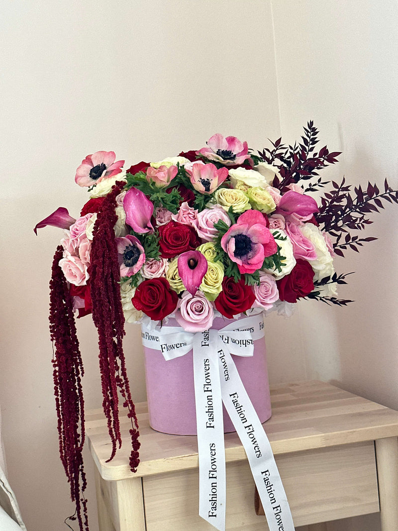 Vivian - caja con rosas, calas, rosas en ramillete, anémonas y decoración de moda.