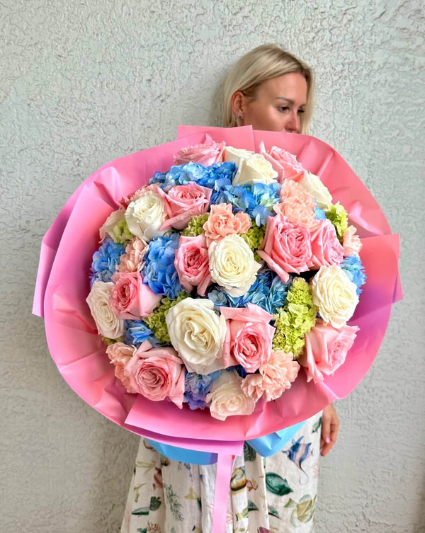 Menino ou menina? - Encantador buquê de flores azuis, verdes, rosa e brancas
