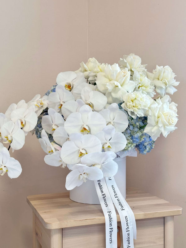 Deixe nevar - caixa incrível com hortênsias azuis, rosas brancas, peônias e orquídeas