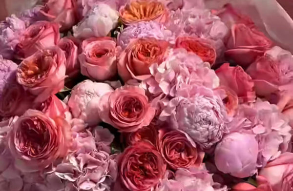 Arreglo personalizado: diseñe el suyo propio con rosas, peonías y tulipanes