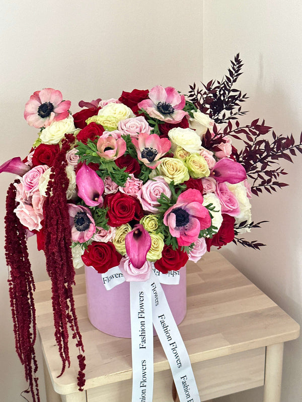 Vivian - caja con rosas, calas, rosas en ramillete, anémonas y decoración de moda.