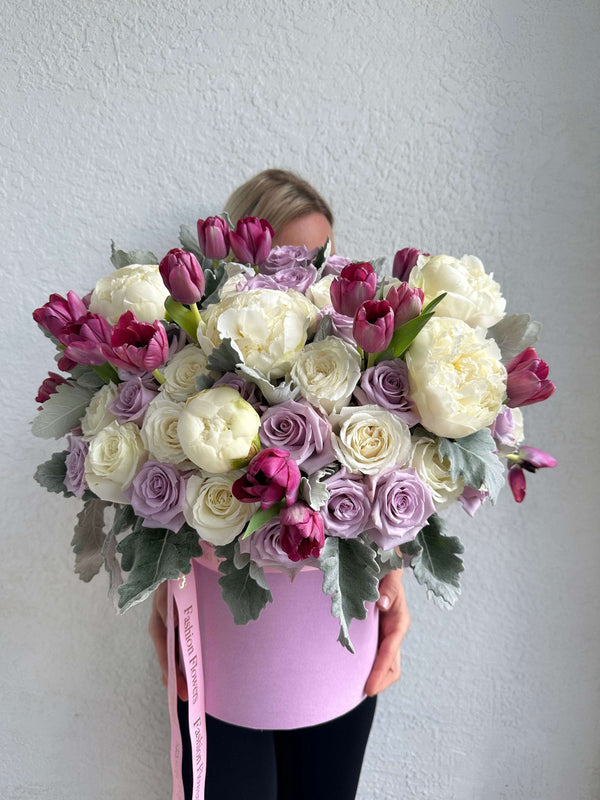 Fiona - arreglo de caja de flores con rosas, peonías y tulipanes.