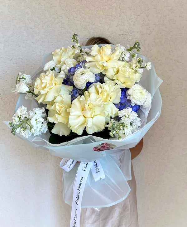 “Ondas de ternura” - hortênsia azul europeia, rosas brancas abertas, flores em estoque e ranúnculo.