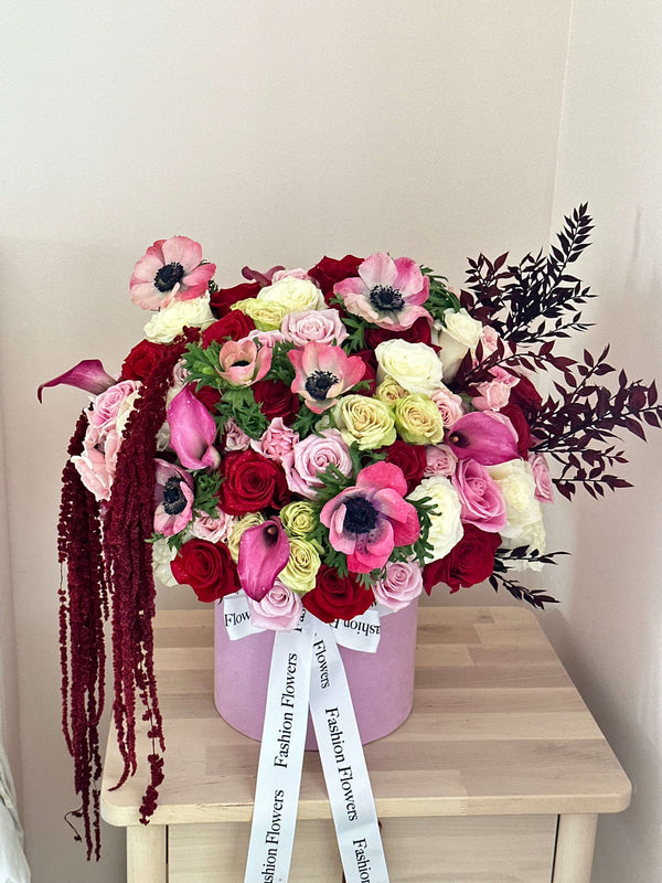 Vivian - box with roses, callas, spray roses, anemones and fashion decor.