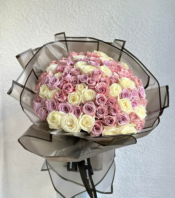 ternura lilás - mistura de hastes longas de rosas roxas e brancas