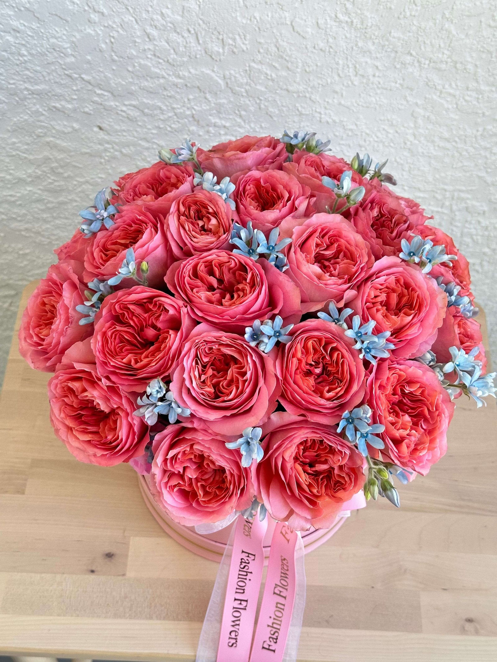 Mona Lisa - Pink Garden Roses & Blue Tweedia in a Box – O&N BLOOM