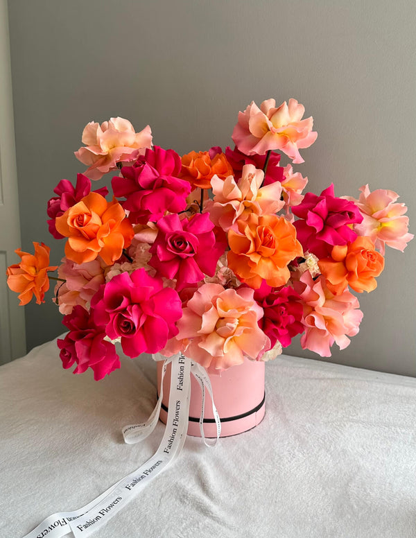 Vamos a bailar ! - Hortensias, rosas de tallo largo de color rosa intenso, naranja y rosa en una caja