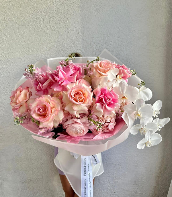 Flores de Blush Serenit - rosas de passo longo, orquídeas, hortênsias e flores de estoque.