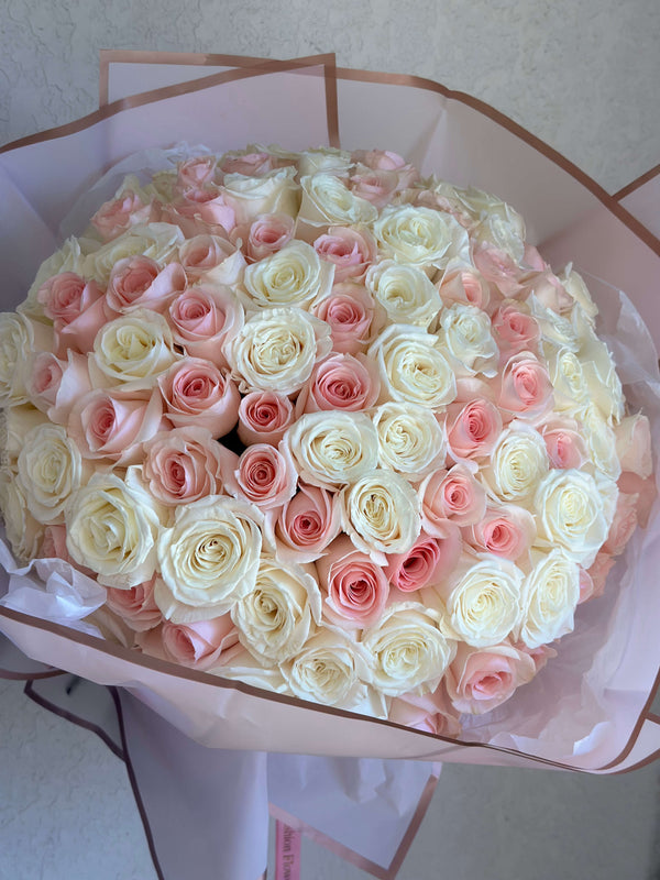 Rosas Rosa Claro e Brancas - Delicado Buquê de Rosas Rosa e Brancas