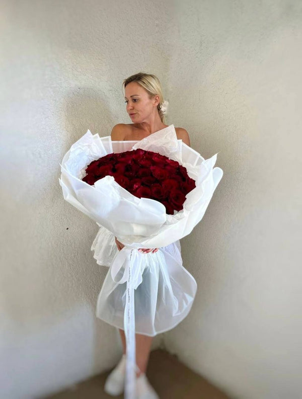 Amor sin fin – 50 rosas rojas premium de tallo largo