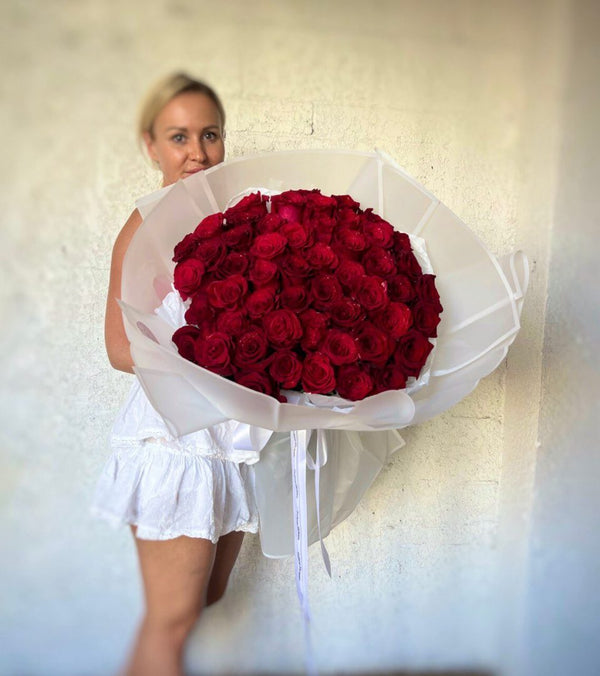 Amor sin fin – 50 rosas rojas premium de tallo largo