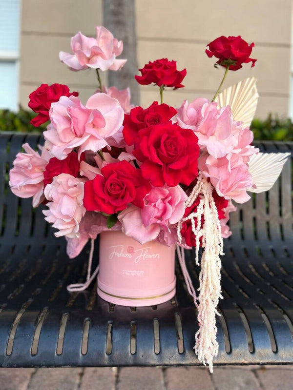 Hermoso flamenco: rosas rojas y rosadas en una caja redonda