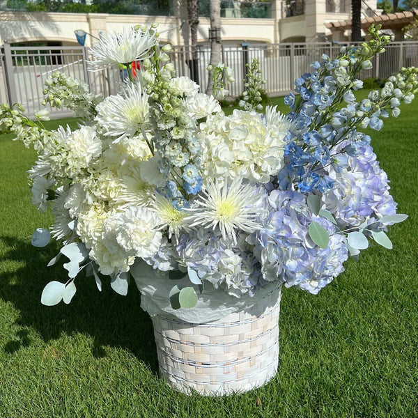 Céu Azul - Cesta Magnífica de Flores Brancas e Azuis Claras