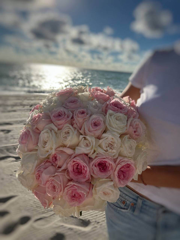 Armonía romántica - 50 rosas de jardín blancas y rosas