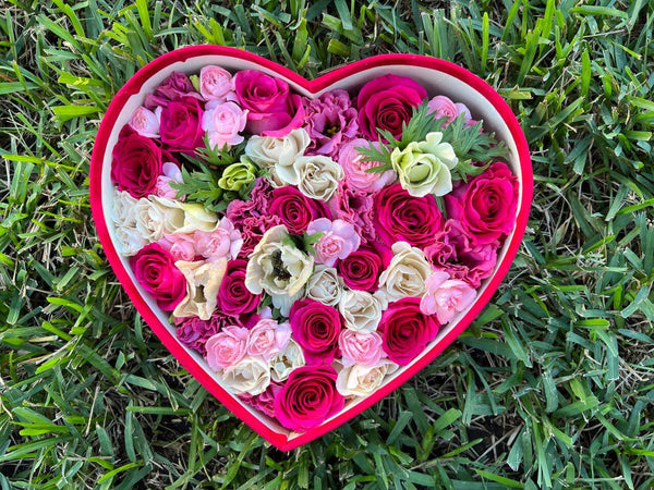 Dulce corazón - caja en forma de corazón con rosas, anémonas y otras flores