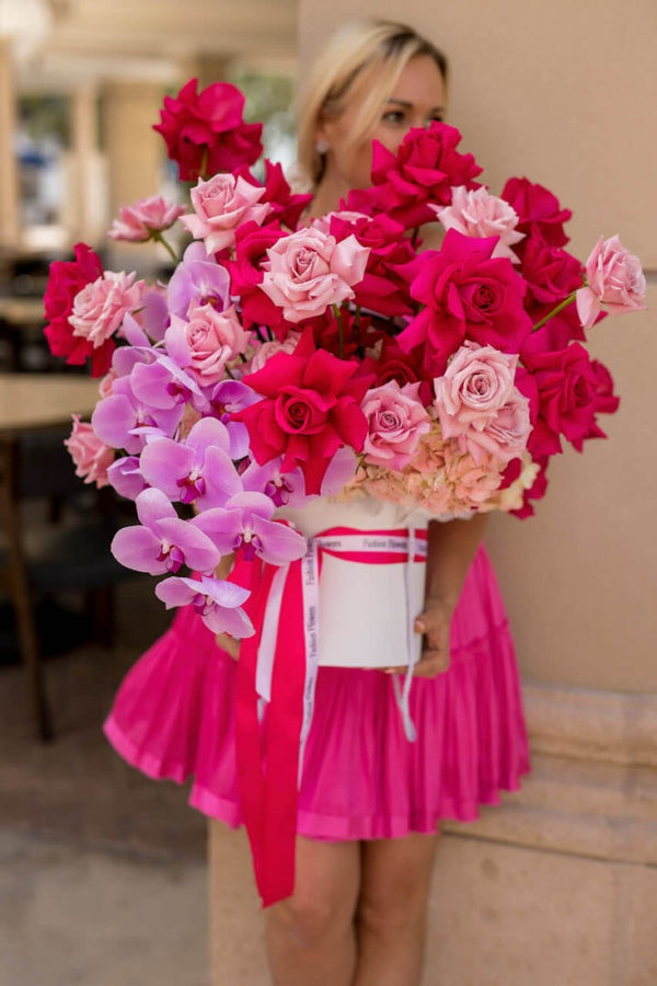 Cereza en flor: rosas carmesí y rosadas con orquídeas
