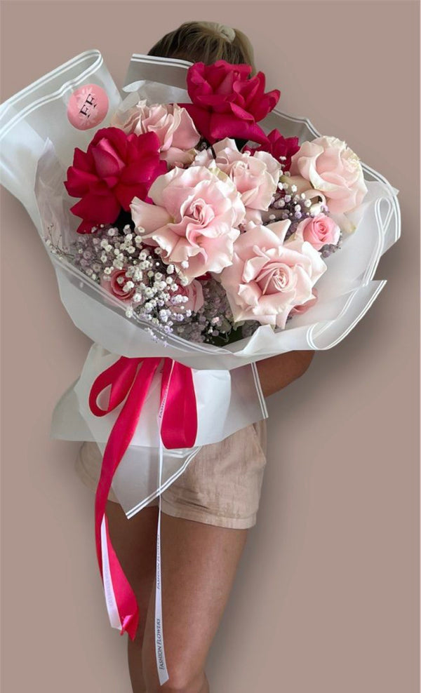 Ramo de rubor rosa: rosa fuerte, rosas rosa claro, hortensias y aliento de bebé