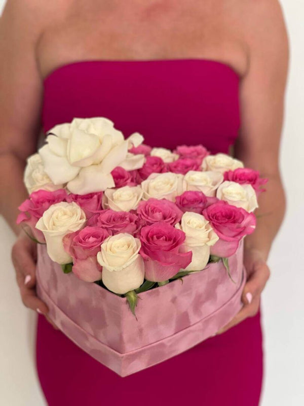 Corazón Tierno - Caja en Forma de Corazón con Rosas Rosadas y Blancas