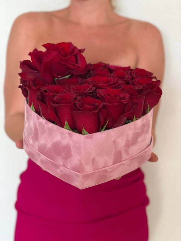 Coração vermelho - caixa em formato de coração ❤️ com rosas vermelhas. 