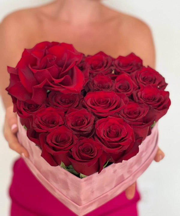 Corazón rojo - caja en forma de corazón ❤️ con rosas rojas.