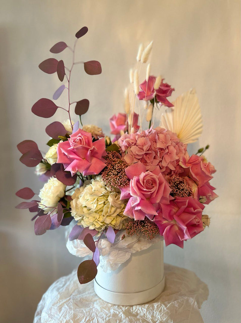 Sweet Dreams - Arranjo Floral Elegante com Rosas, Peônias, Lisianthus
