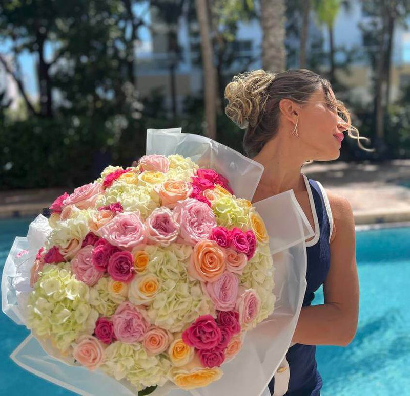Awesome Bouquet - Arreglo inolvidable de hortensias y rosas